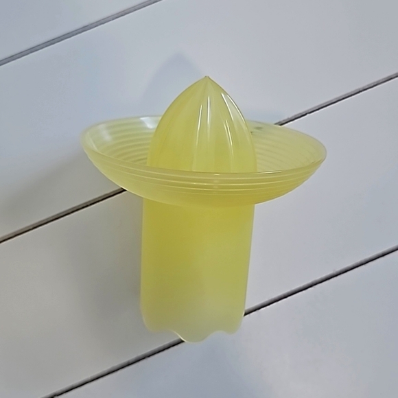 VINTAGE TUPPERWARE Impression Sunlight Yellow Citrus Lemon Juicer - Picture 1 of 4